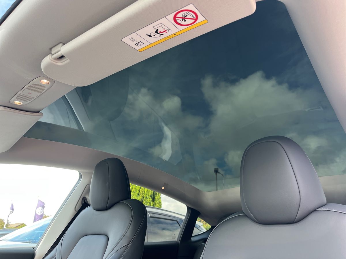 TESLA Model Y Photo 17