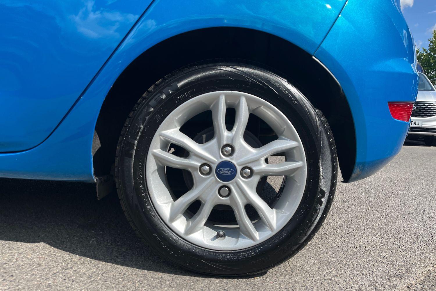 Ford FIESTA Photo 7