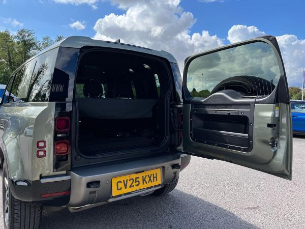 Land Rover Defender 110 Photo autoimg-bb768eb5741df8374aa943be747fd724547e0a74.jpg