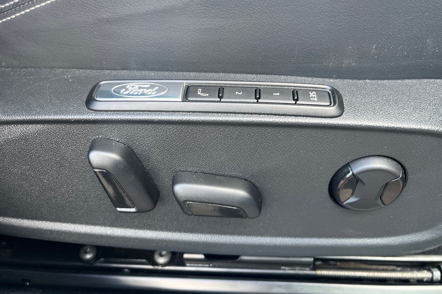 Ford Explorer Photo 30