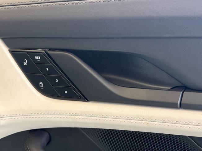 PORSCHE Taycan Photo 34