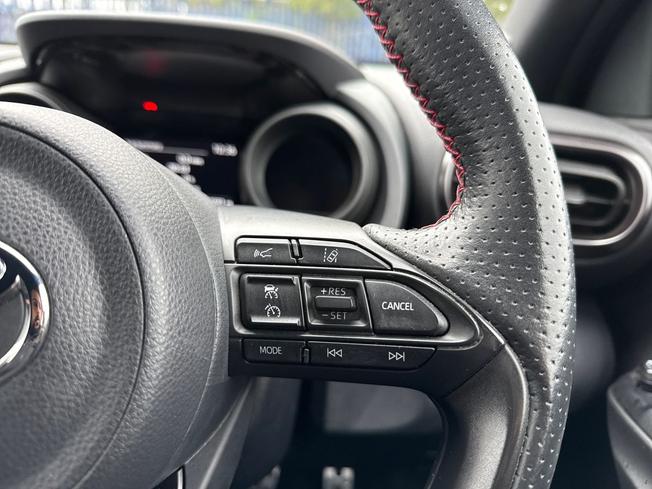 TOYOTA Yaris Photo 17