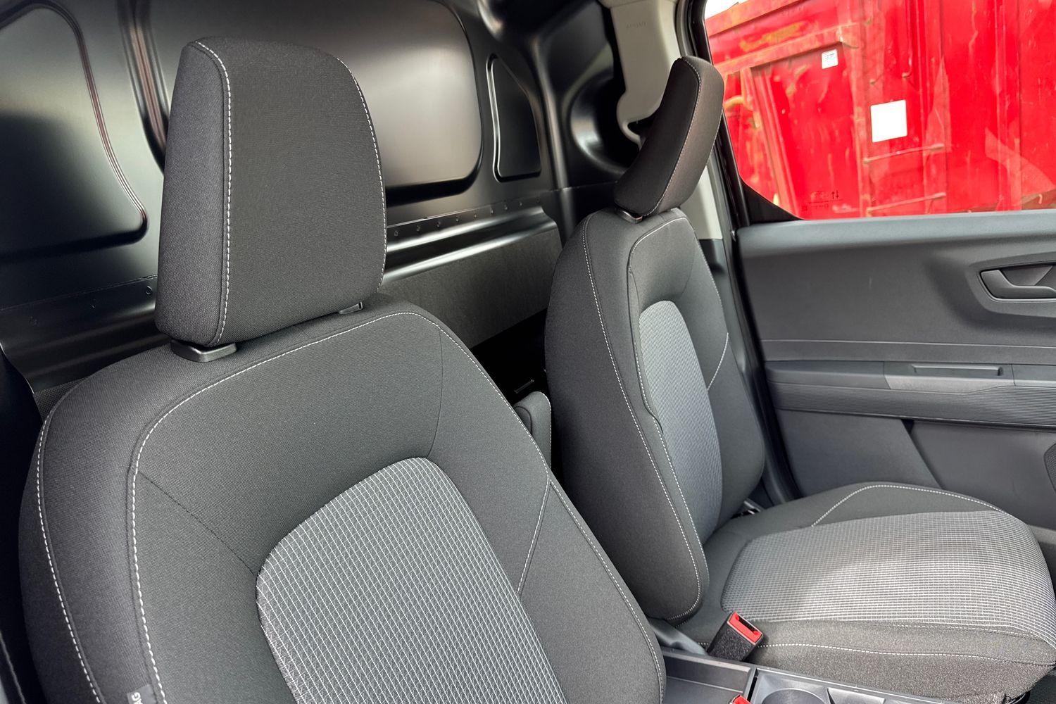 Ford E-TRANSIT COURIER Photo 25