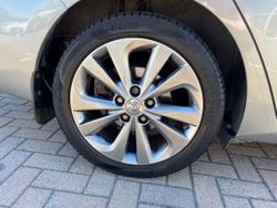 TOYOTA Auris Photo 5