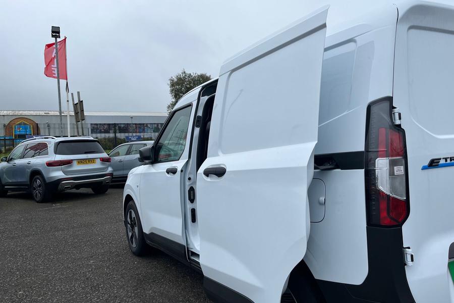 Ford TRANSIT COURIER Photo autoimg-bbc1c0764ffe32ef0a205b82f9bd38d4d0e4e0fb.jpg