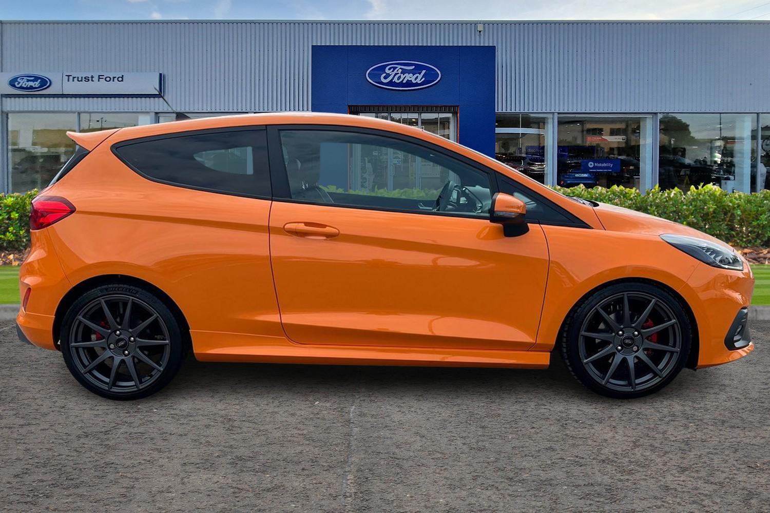 Ford FIESTA Photo 2