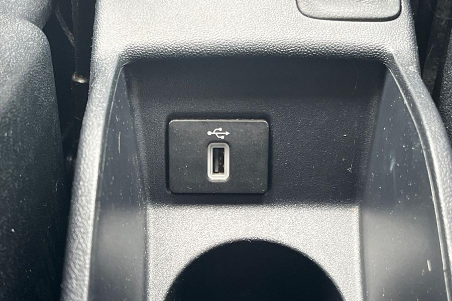 Ford FIESTA Photo autoimg-bbe77e6aad11a0e4566f9aade6eb46953815a6a3.jpg