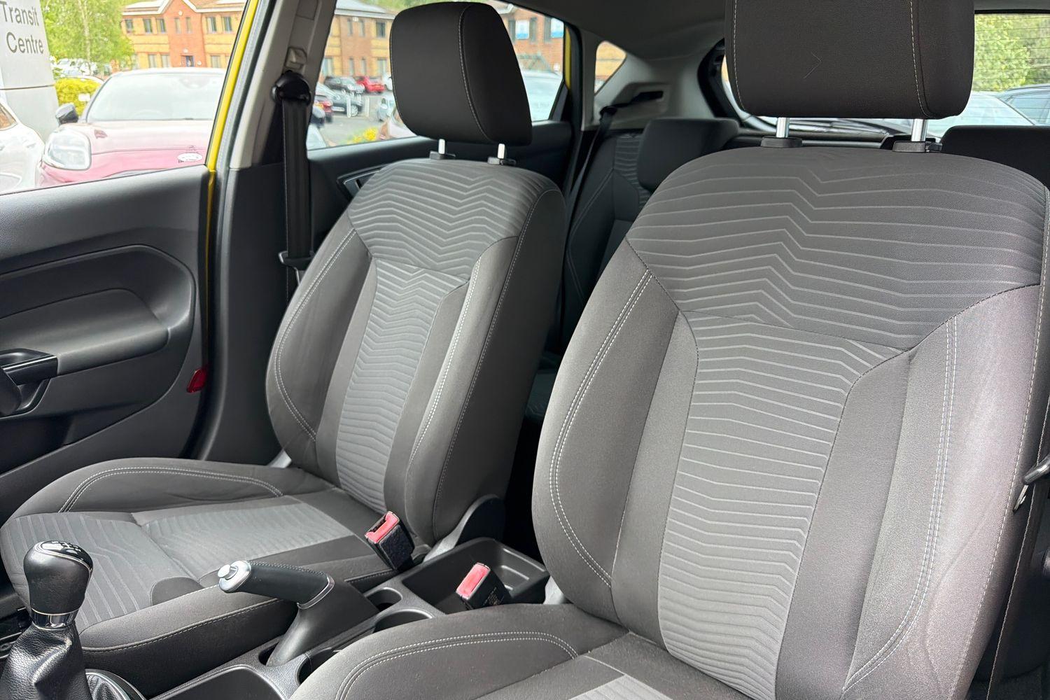 Ford FIESTA Photo 18