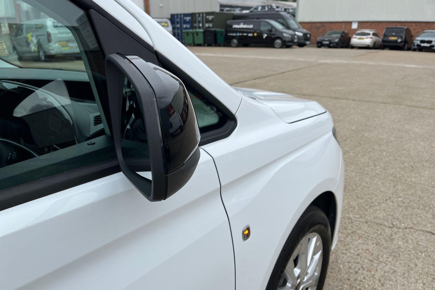 Ford TRANSIT CONNECT Photo 38