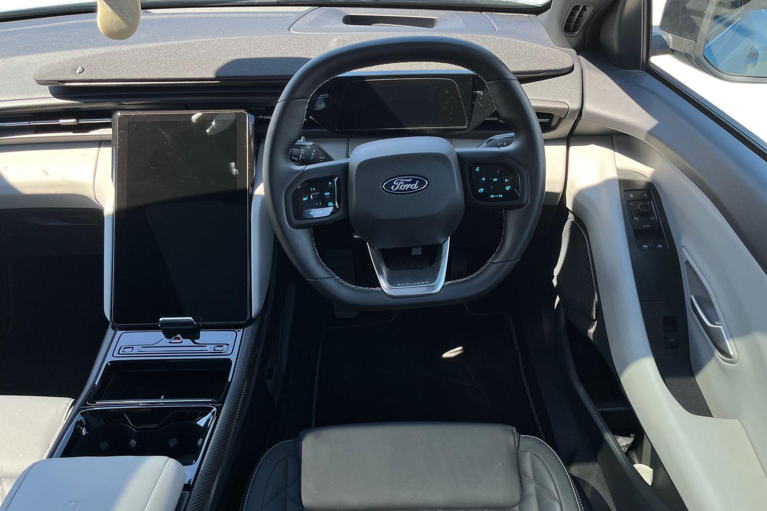 Ford Explorer Photo 10