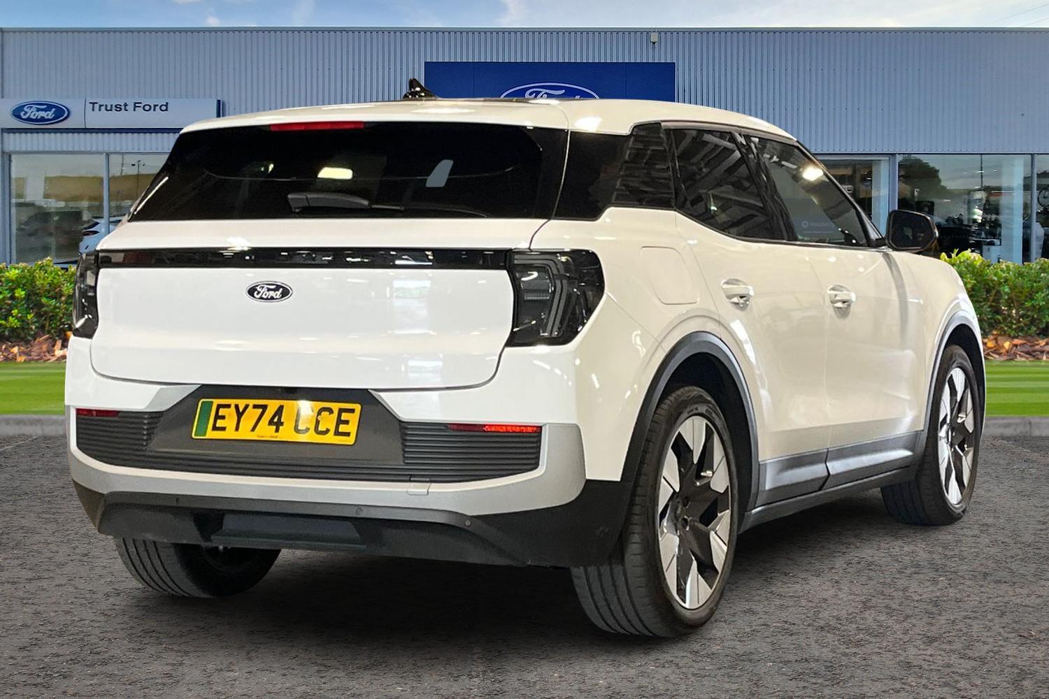 Ford Explorer Photo 3
