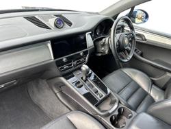 PORSCHE Macan Photo 2