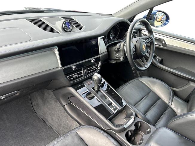 PORSCHE Macan Photo 2