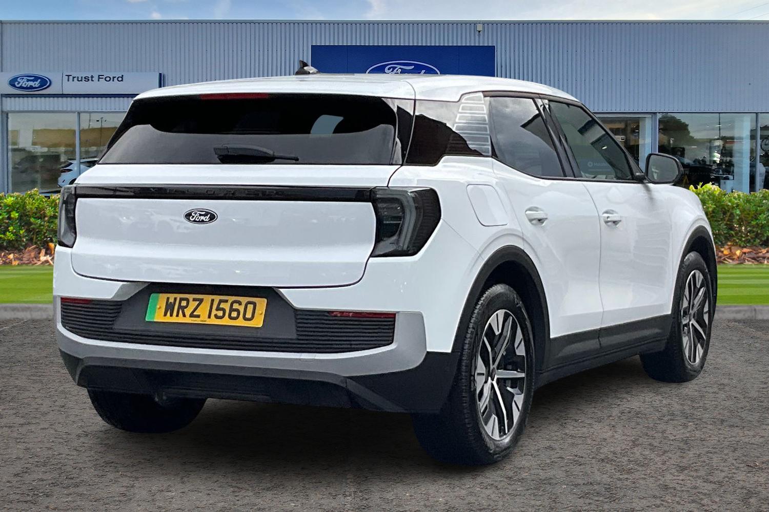 Ford Explorer Photo 3