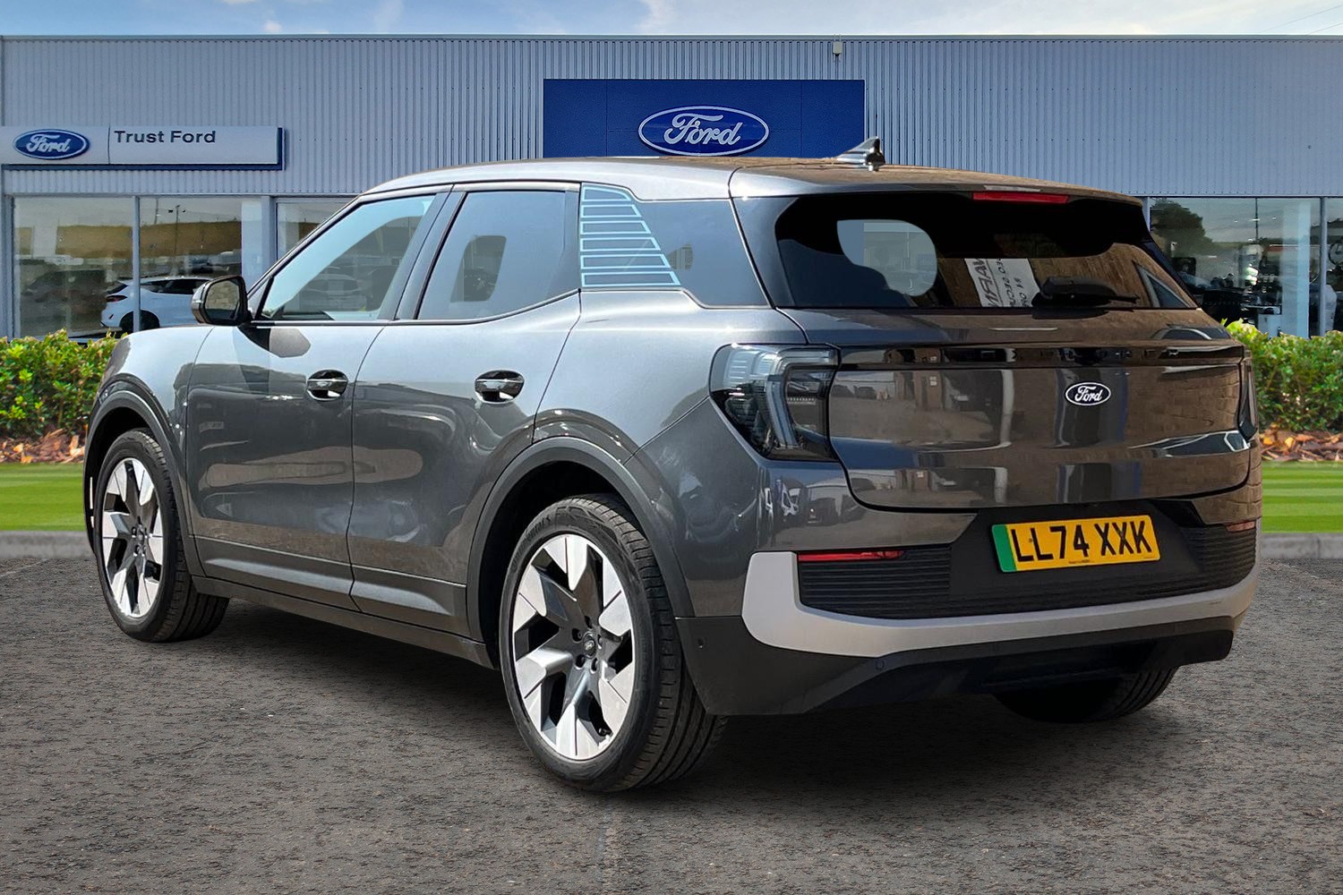 Ford Explorer Photo 1