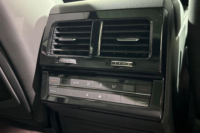 VOLKSWAGEN Touareg Photo 27