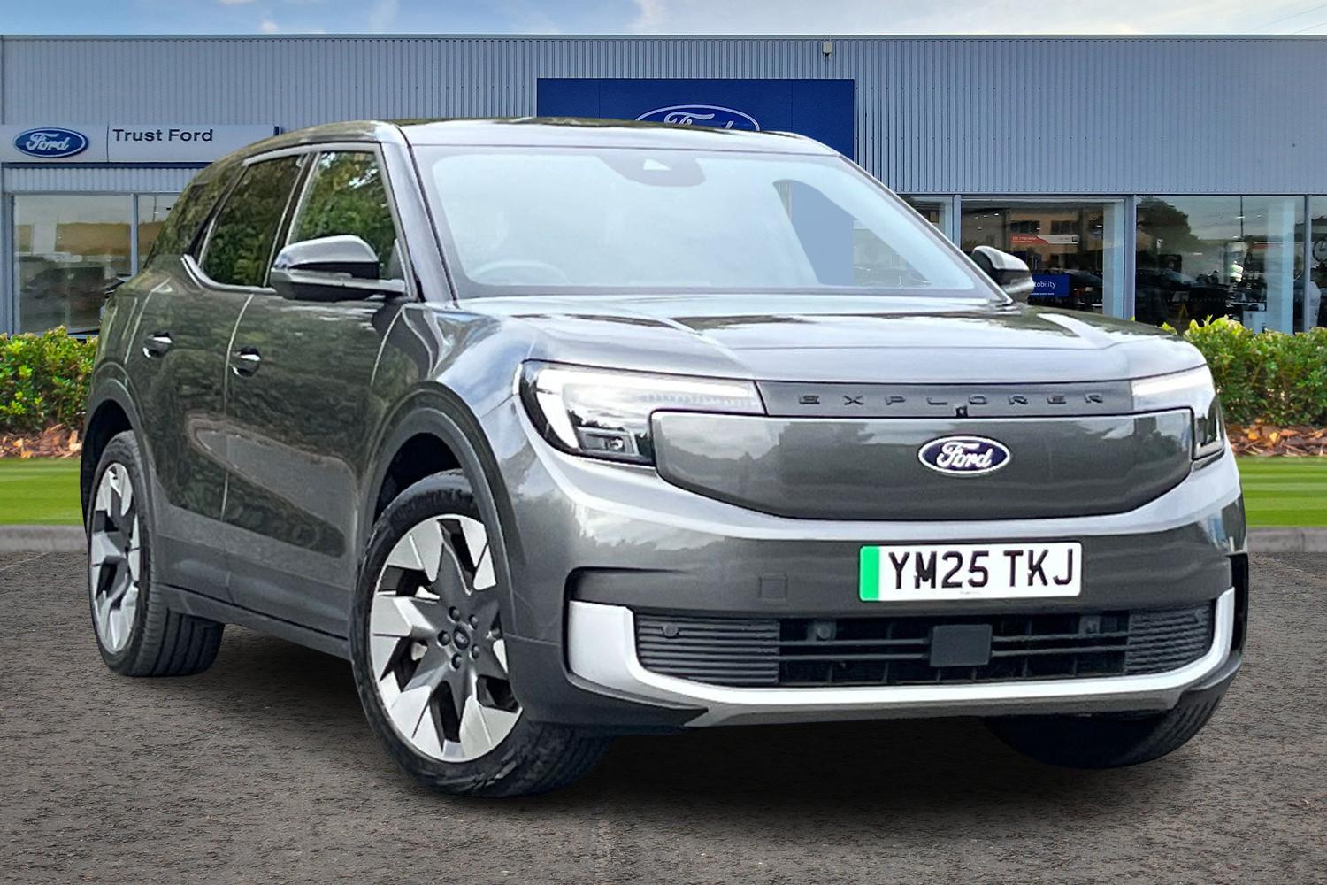 Ford Explorer Photo 0