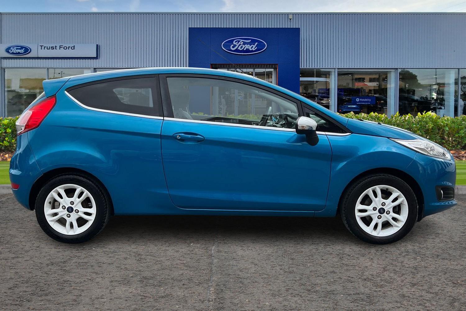Ford FIESTA Photo 2