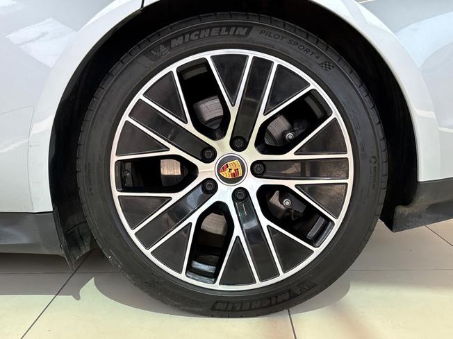 PORSCHE Taycan Photo 26