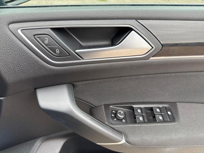VOLKSWAGEN Touran Photo 30