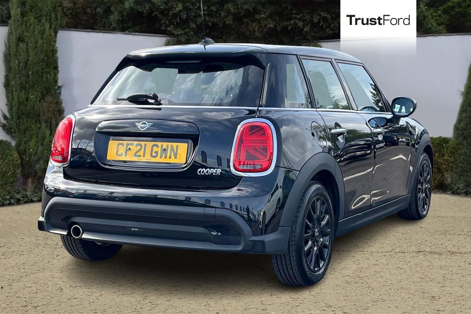 MINI Hatch Photo 3