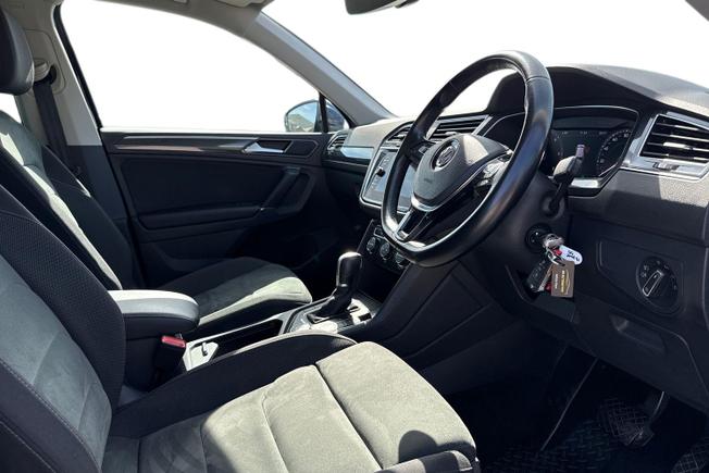 VOLKSWAGEN Tiguan Photo 2