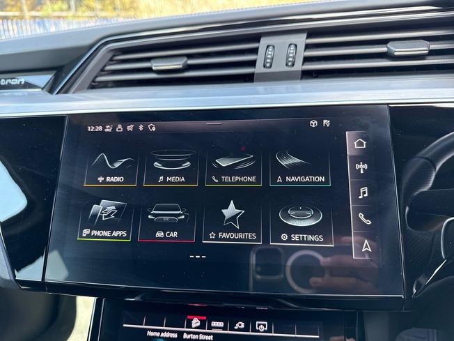 AUDI e-tron Photo 37