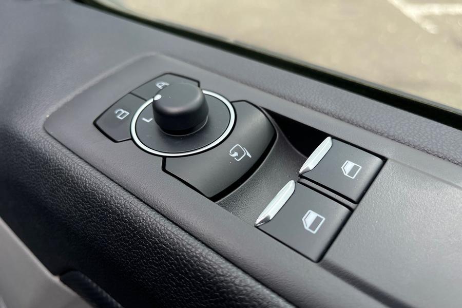 Ford TRANSIT CUSTOM Photo autoimg-bd8714013e5052bb88c18631fcfd4aac6038e3ed.jpg