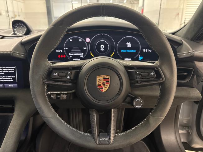 PORSCHE Taycan Photo 17