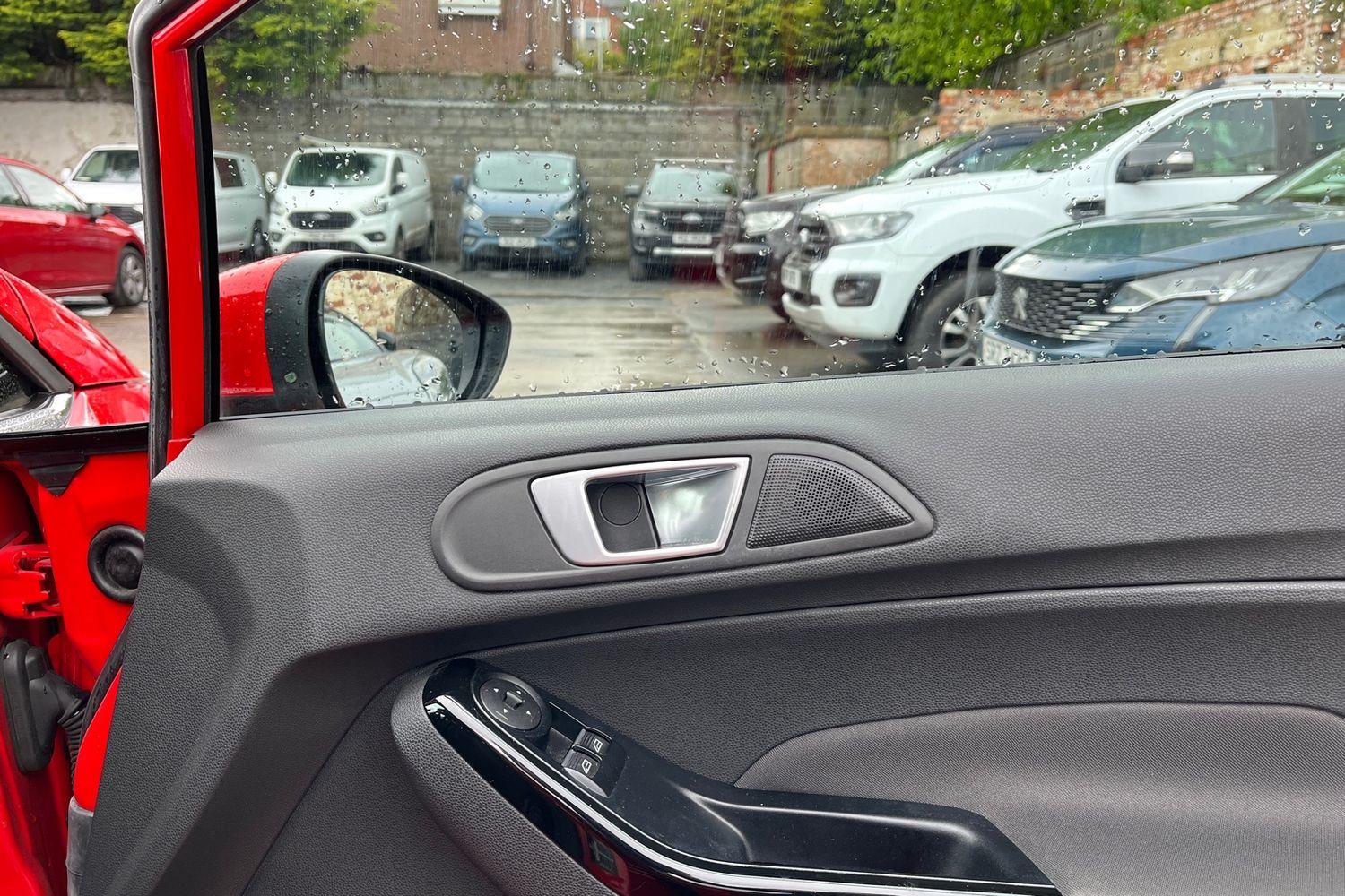Ford FIESTA Photo 23