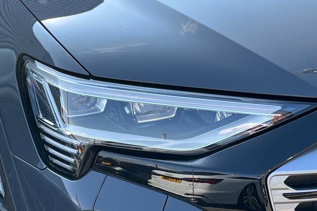 AUDI Q8 E-Tron Photo 19