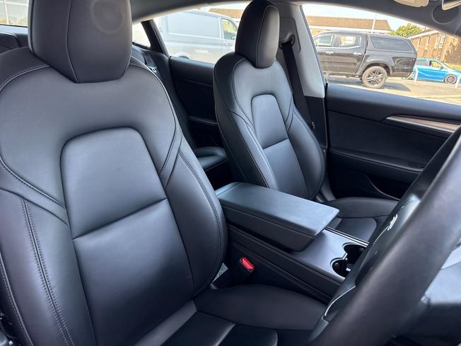 TESLA Model 3 Photo 50