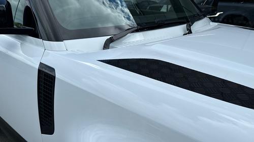 Land Rover Defender Photo autoimg-be5ec5742f5ca2b760f76c81aa38313011a4101f.jpg