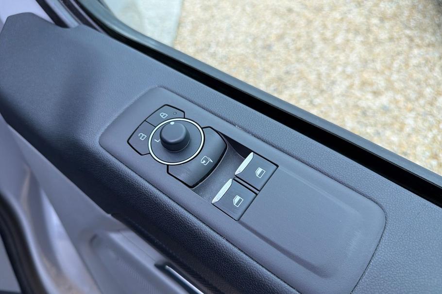 Used Ford TRANSIT CUSTOM YM74XNX 29