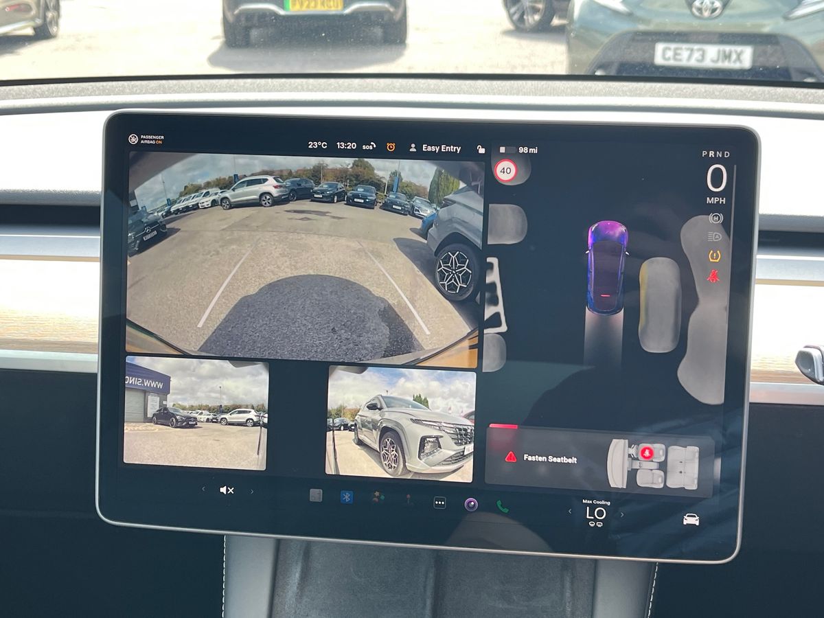 TESLA Model Y Photo 11