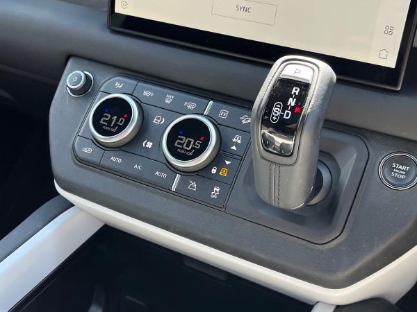 Land Rover Defender 110 Photo autoimg-be7c7f119dd9973ecf78b0131916e83493009f6f.jpg