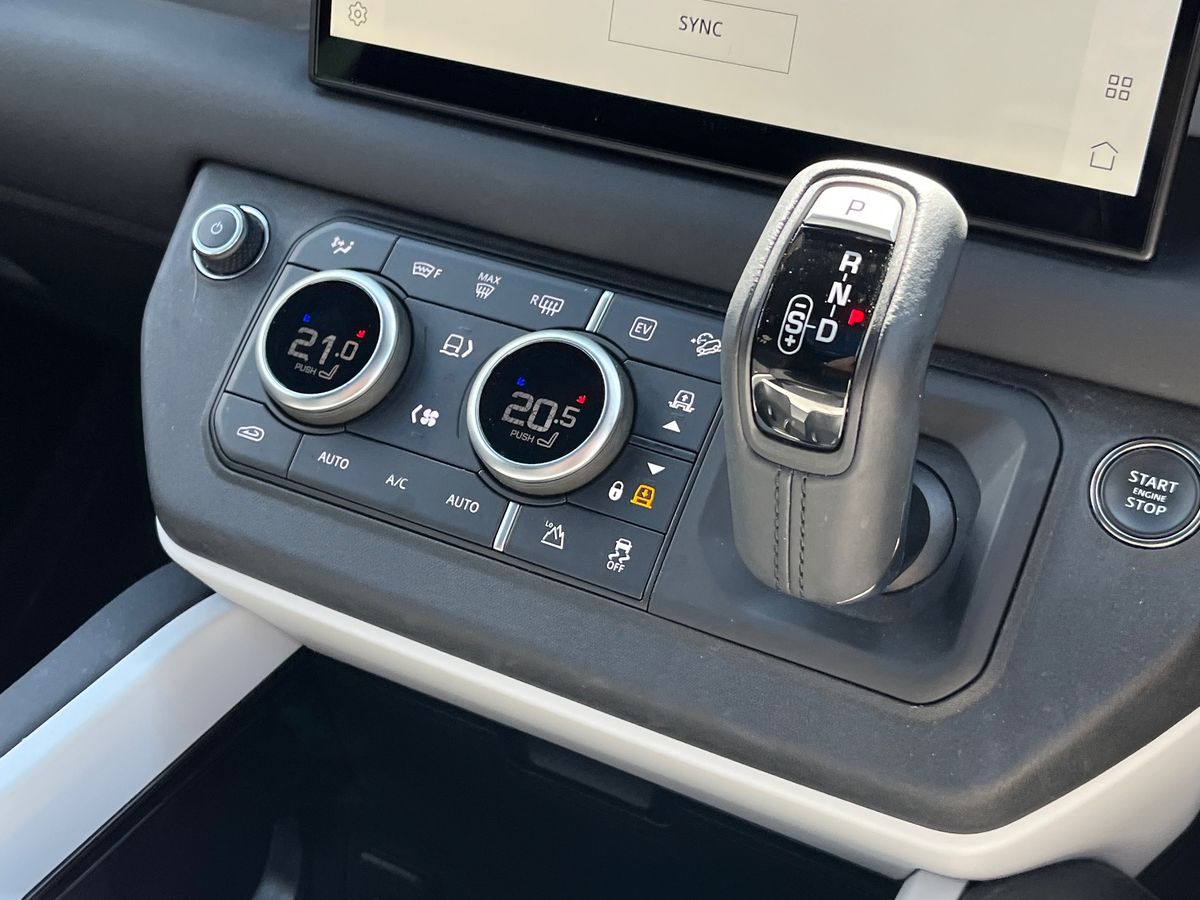 Land Rover Defender 110 Photo 12