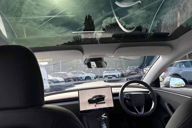 TESLA Model 3 Photo 22