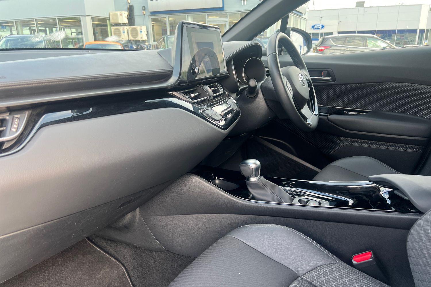Toyota C-HR Photo 17