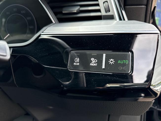 AUDI e-tron Photo 30
