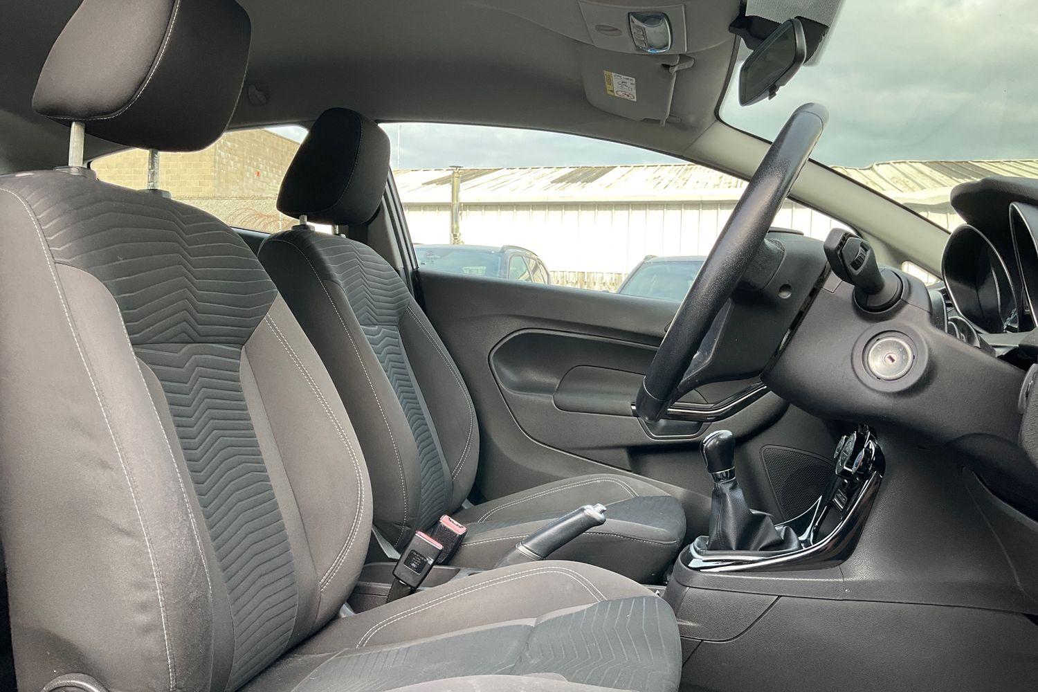 Ford FIESTA Photo 16