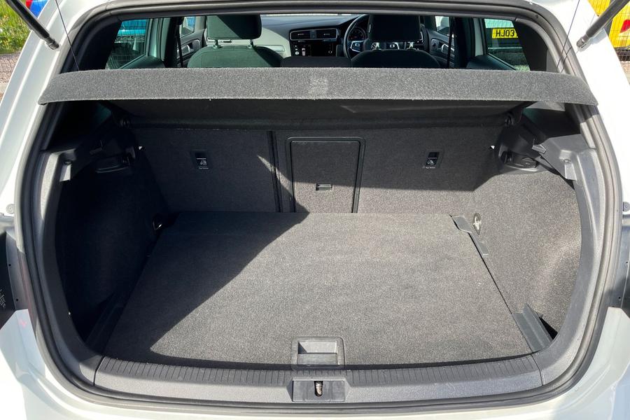 Volkswagen GOLF Photo autoimg-bed150bd1b631cac34a49c96b538e171e3f2ddb3.jpg