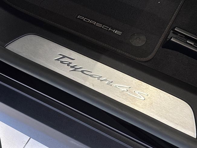 PORSCHE Taycan Photo 30