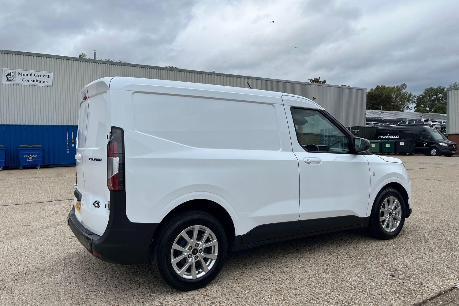 Ford TRANSIT COURIER Photo 6