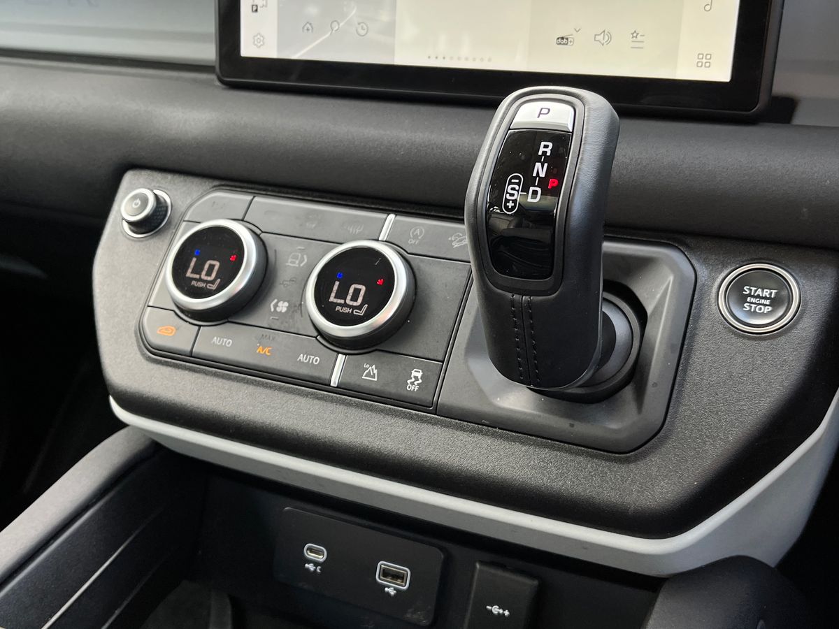 Land Rover Defender 110 Photo 13