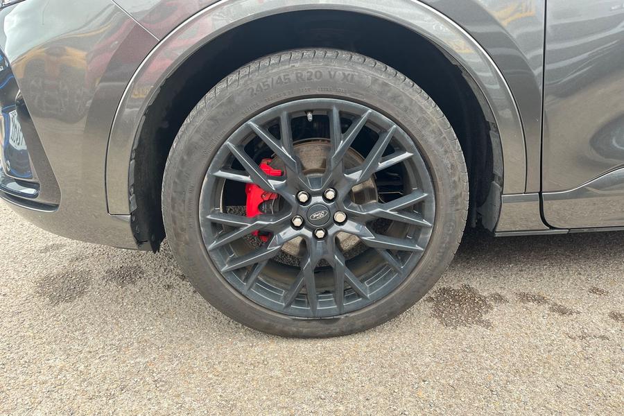 Ford Kuga Photo autoimg-beedecbad8b7a535b74727803da85dbb2486a60a.jpg