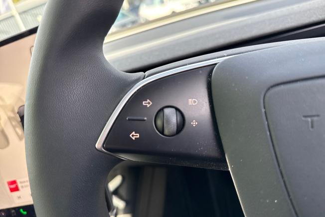 TESLA Model 3 Photo 16
