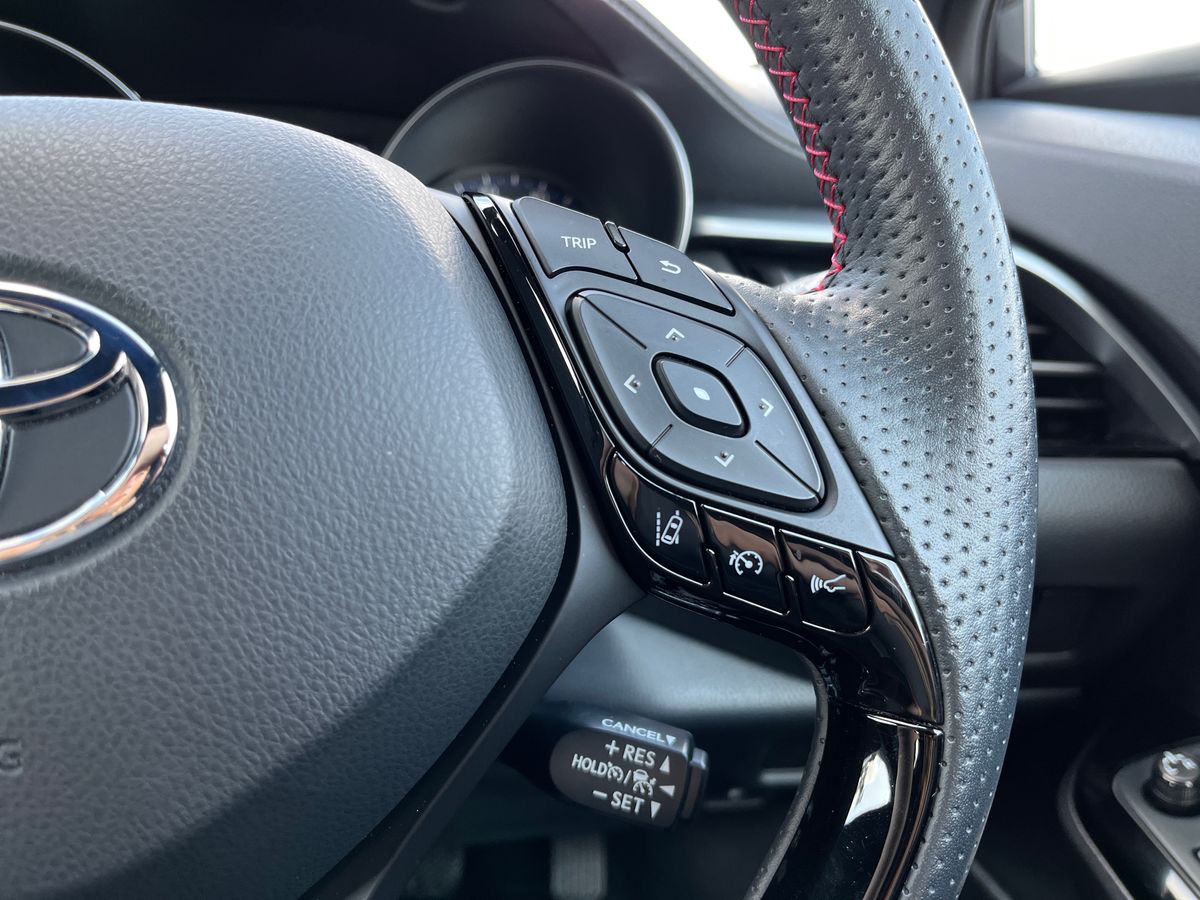 Toyota C-HR Photo 16