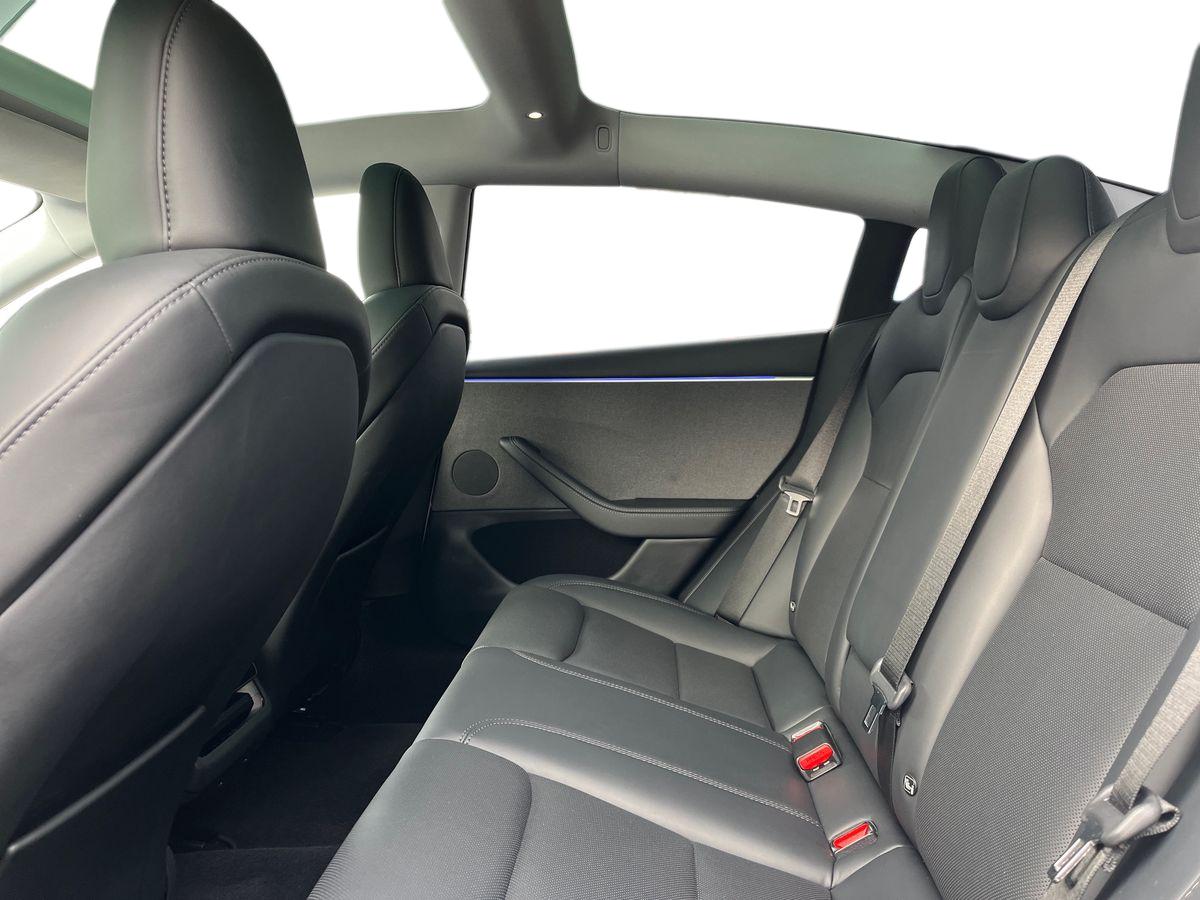 TESLA Model 3 Photo 3