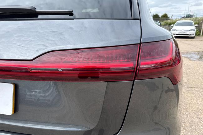 AUDI Q8 E-Tron Photo 18